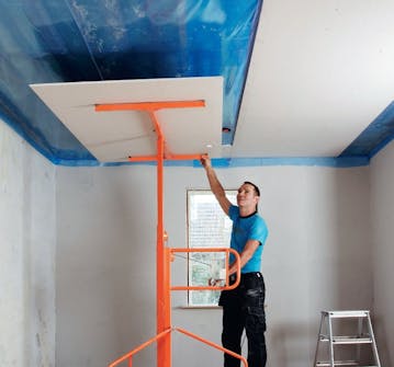 Gipsa tak: Nästa skivrad sätts upp Gipsa tak: Nästa skivrad sätts upp